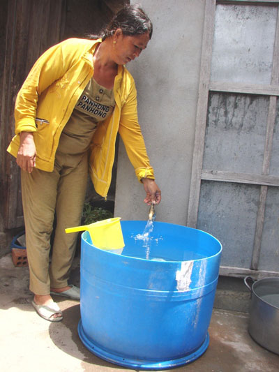 Người[-]d&acirc;n[-]khoe[-]đường[-]ống[-]dẫn[-]nước[-]sạch[-]về[-]tận[-]nh&agrave;